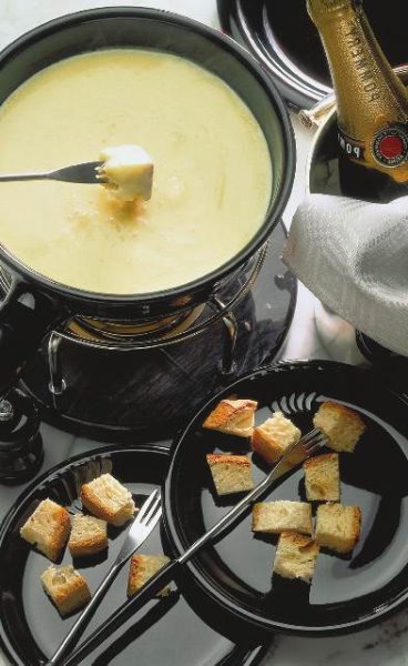 Cheese fondue (French recipe)