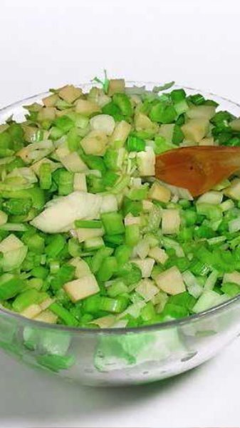 Salade d'oignons et céleri cuits à la vapeur