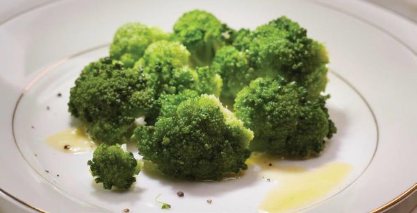 Steamed broccoli with lemon sauce